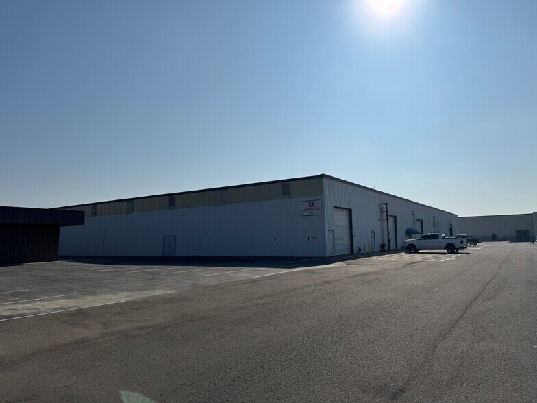 More Photos Of 7401-7427 W Sunnyview Ave, Visalia Warehouse For Lease