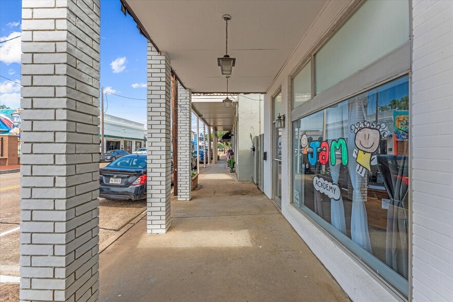 More Photos Of 313 E Main St, Humble Showroom For Sale