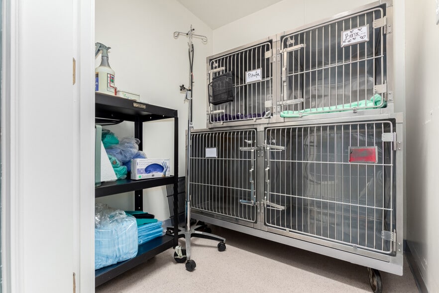 More Photos Of 20 W Dunlap Rd, Phoenix Veterinarian Kennel For Sale