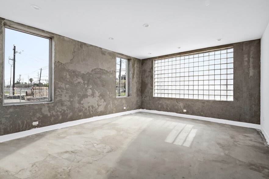 More Photos Of 5611 Clinton Dr, Houston Warehouse For Lease
