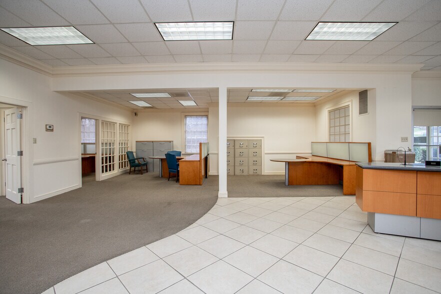 More Photos Of 3651 Greensboro Rd, Ridgeway Bank For Lease