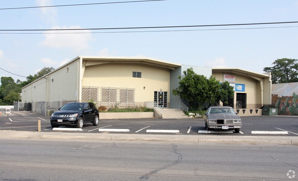 More Photos Of 2715 N Saint Marys St, San Antonio Warehouse For Lease