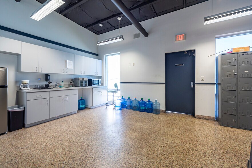 More Photos Of 2980 W Oakland Park Blvd, Oakland Park Showroom For Lease