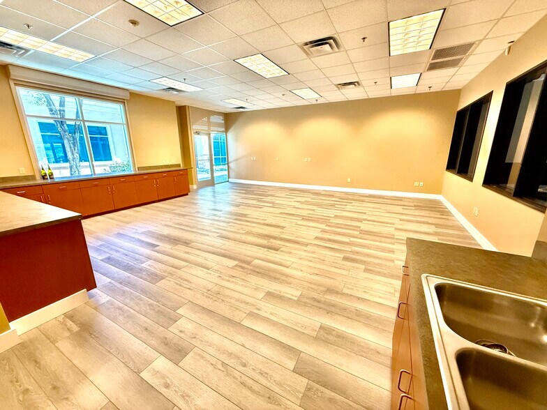 More Photos Of 15255 N 40th St, Phoenix Medical For Lease
