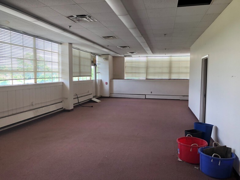 More Photos Of 1460 Livingston Ave, North Brunswick Warehouse For Lease