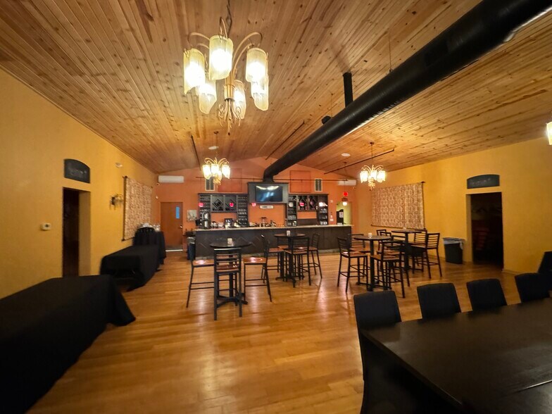 More Photos Of 9620 Old Johnnycake Ridge Rd, Mentor Restaurant For Lease