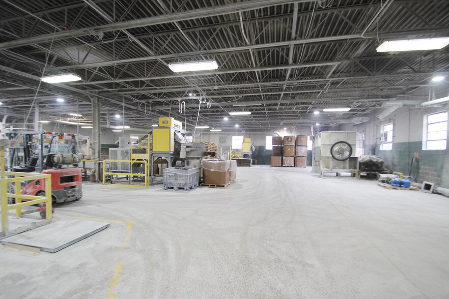 More Photos Of 104 Lee St, Lodi Manufacturing For Lease