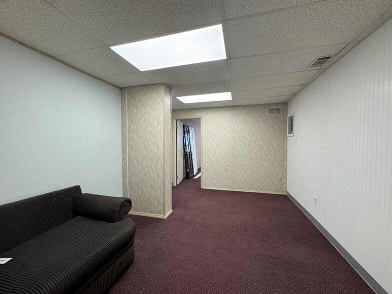 More Photos Of 101-109 Wellwood Ave, Lindenhurst Storefront Retail Office For Lease