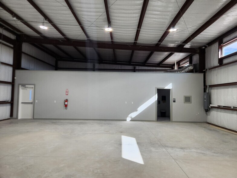 More Photos Of 22950 Stern Dr, Anthony Warehouse For Lease