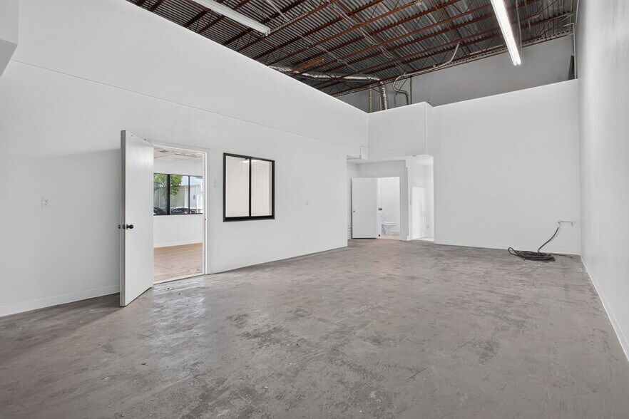 More Photos Of 4700-4712 NE 11th Ave, Oakland Park Warehouse For Lease