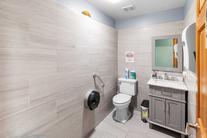 More Photos Of 1627 N Western Ave, Chicago Storefront For Lease