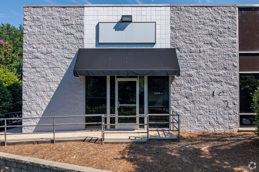 More Photos Of 1809 Cross Beam Dr, Charlotte Unknown For Lease