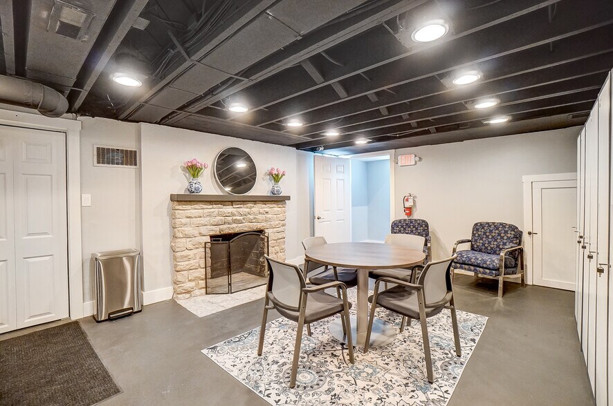 More Photos Of 235 W Franklin St, Centerville Storefront Retail Office For Lease