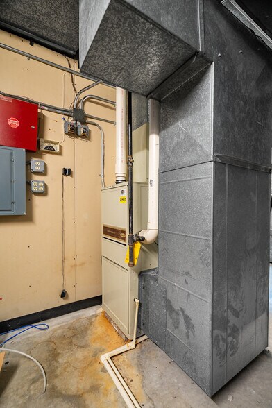 More Photos Of 812 Cormier Rd, Ashwaubenon Office For Lease