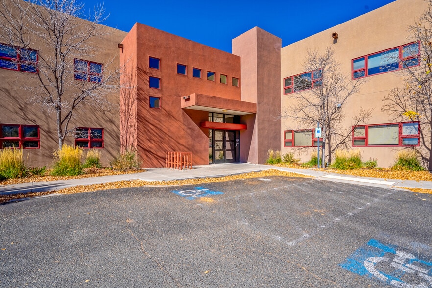 Primary Photo Of 404 Kiva Ct, Santa Fe Medical For Lease