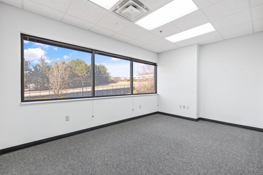 More Photos Of 1832 Midpark Rd, Knoxville Flex For Lease