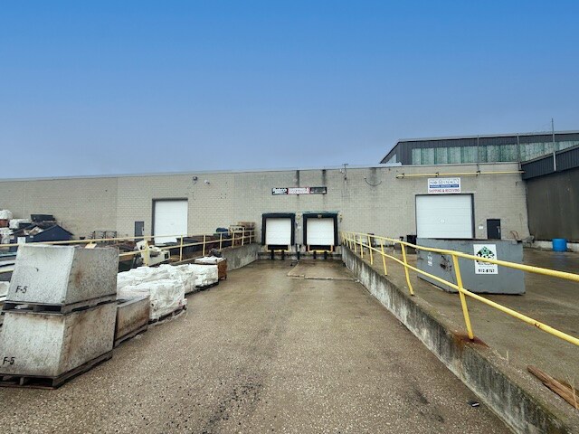 More Photos Of 4790 North Service Rd E, Windsor Distribution For Lease