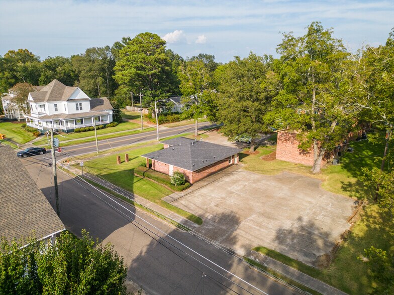 More Photos Of 900 E Broad St, West Point Office For Sale