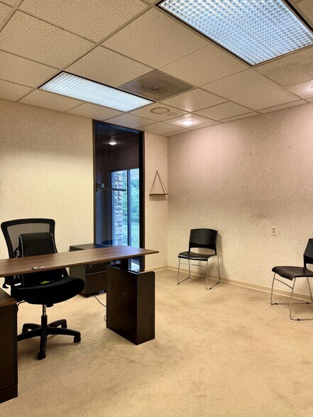 More Photos Of 3902-3904 Franklin Rd, Roanoke Office For Lease