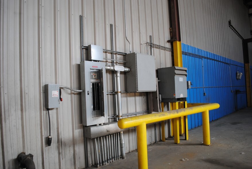 More Photos Of 223-227 S Main St, Wagoner Warehouse For Sale
