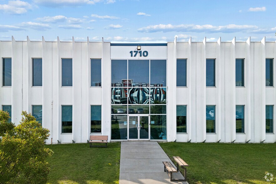 More Photos Of 1710 Rte Transcanadienne, Dorval Distribution For Lease