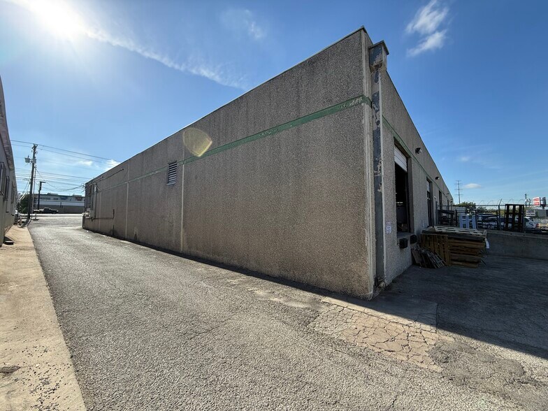 More Photos Of 11104 N Lamar Blvd, Austin Showroom For Lease