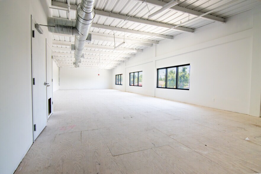 More Photos Of 2450 5th Ave S, Saint Petersburg Manufacturing For Lease