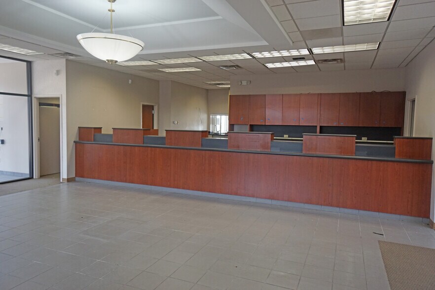 More Photos Of 200 N 6th St, Beatrice Bank For Lease