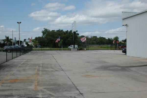 More Photos Of 3165 N John Young Pky, Orlando Showroom For Lease