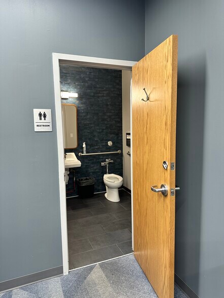 More Photos Of 1041-1049 S Woods Mill Rd, Chesterfield Storefront Retail Office For Lease