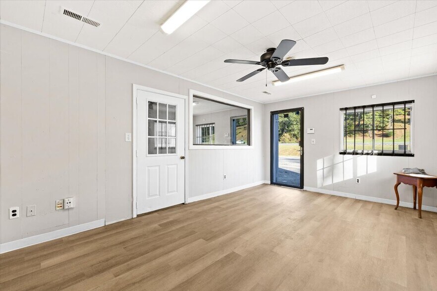 More Photos Of 13605-13609 State Highway 75, Remlap Service For Sale