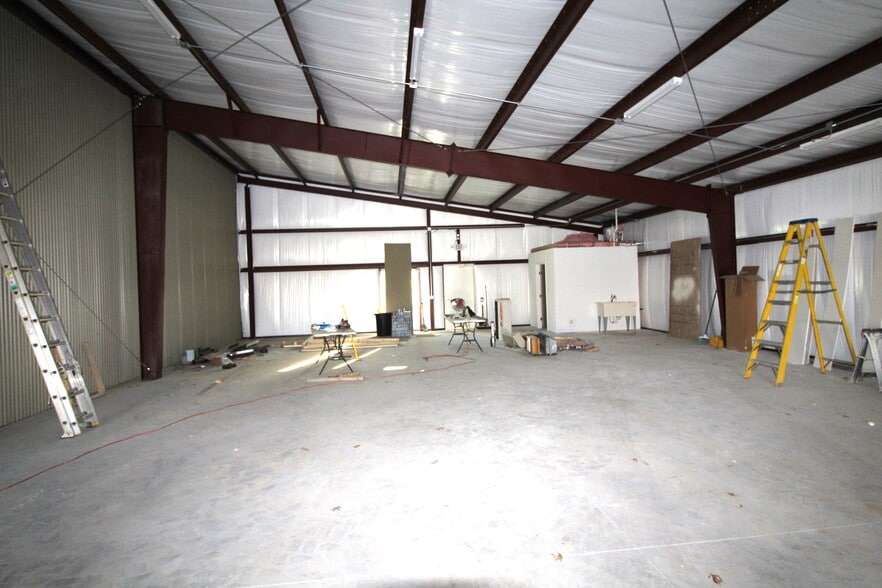 More Photos Of 1302 Lindsey Plaza Dr, Norman Warehouse For Lease