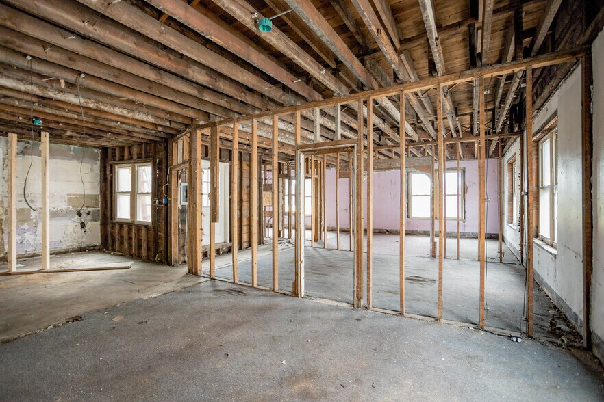 More Photos Of 2640 Junction St, Detroit Storefront Retail Residential For Sale