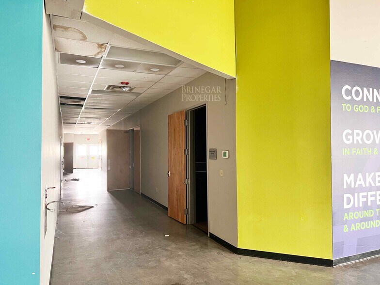 More Photos Of 747 County Road 138, Hutto Flex For Sale