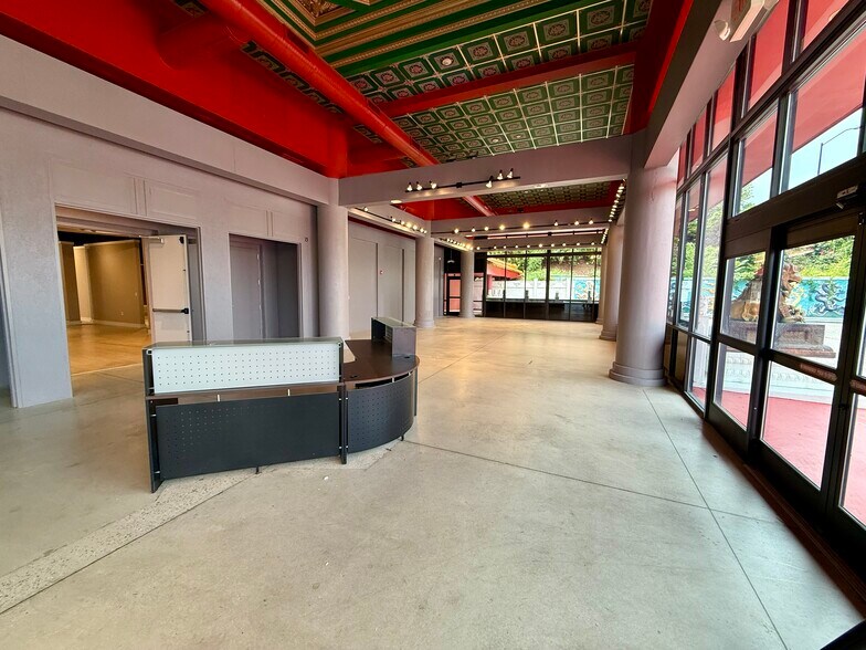 More Photos Of 320 E Commerce Ave, High Point Showroom For Sale