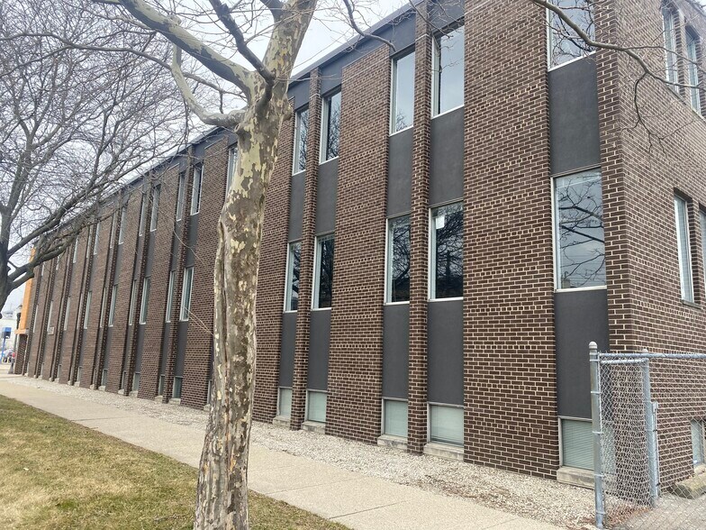 More Photos Of 1033 S Washington Ave, Lansing Office For Sale