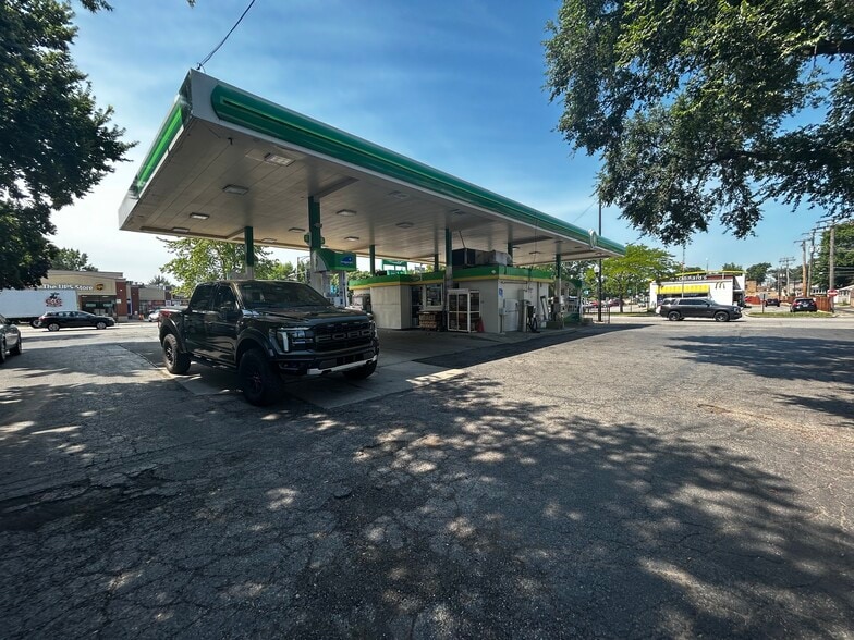 More Photos Of 6350 W Montrose Ave, Chicago Service Station For Sale