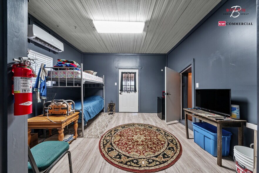 More Photos Of 23699-23737 W US Highway 290, Harper Storefront For Sale