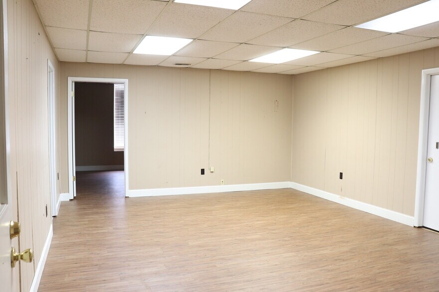 More Photos Of 400 Chestnut St NW, Hartselle Office For Sale