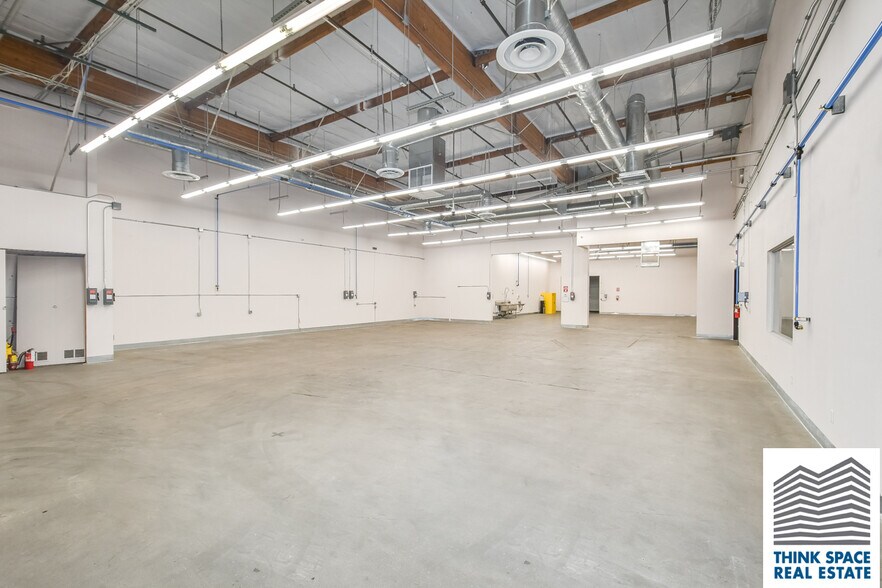 More Photos Of 9419 Mason Ave, Chatsworth Manufacturing For Lease