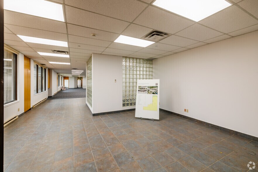 More Photos Of 1660-1700 Boul Hymus, Dorval Warehouse For Sale