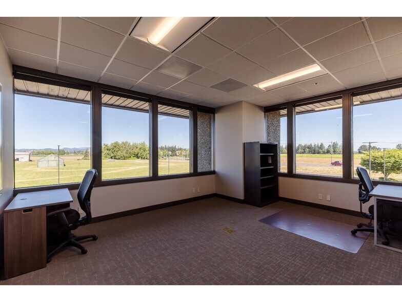 More Photos Of 3330 SE Three Mile Ln, McMinnville Light Manufacturing For Lease