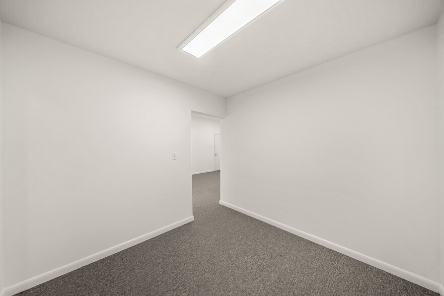 More Photos Of 4229 Bellaire Blvd, Houston Warehouse For Lease