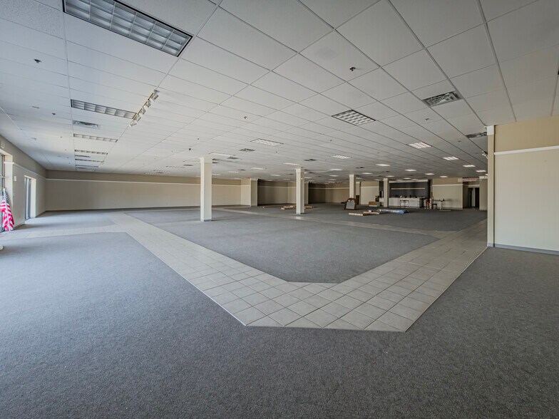 More Photos Of 640 E Washington Ave, Ashburn Freestanding For Sale