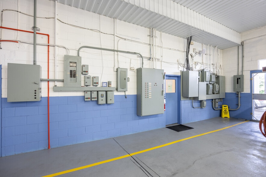 More Photos Of 324 County Road 34, Kingsville Manufacturing For Sale