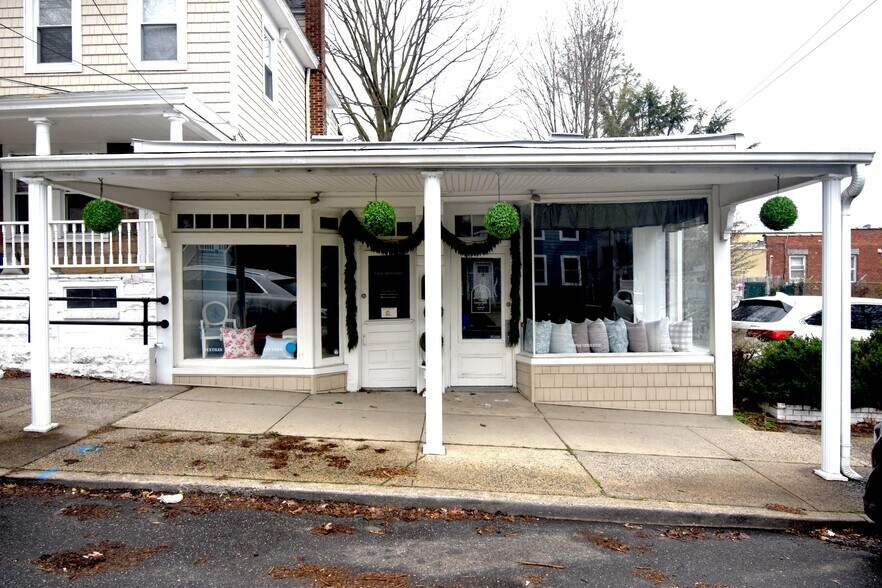 More Photos Of 6 Carlton Ave, Port Washington Storefront For Lease
