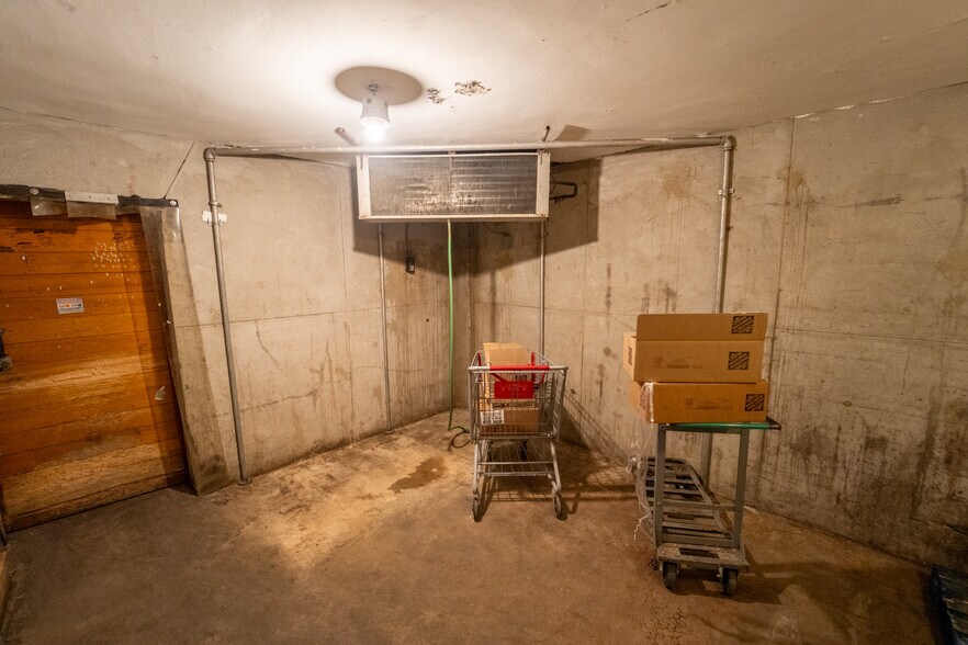 More Photos Of 1302 E Crestwood Dr, Victoria Storefront For Sale