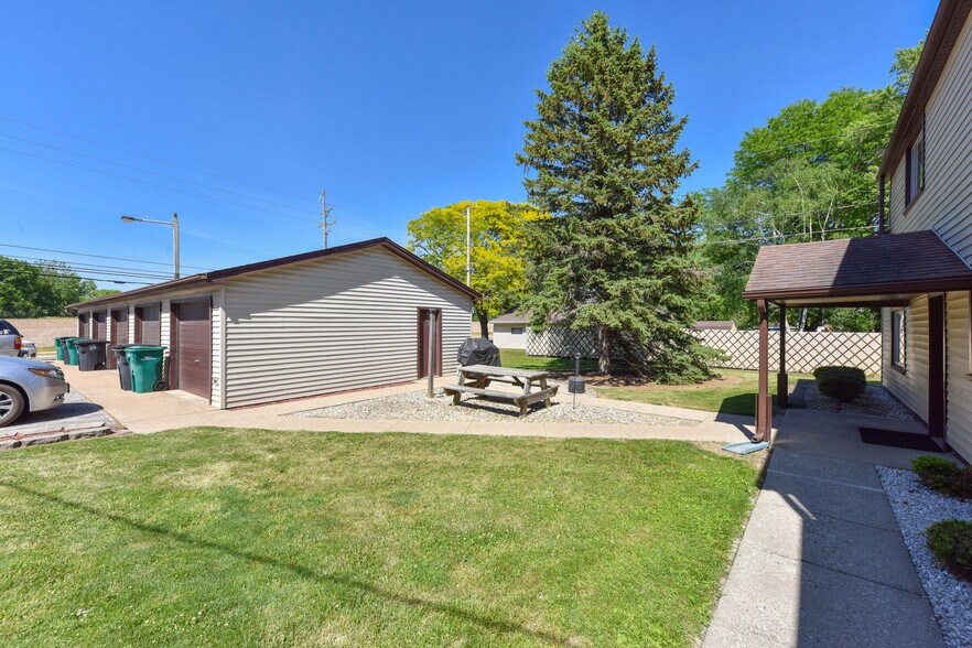 More Photos Of N96W20275 County Line Rd, Menomonee Falls Multifamily For Sale
