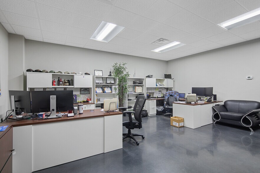 More Photos Of 2847 Bridgewood Dr, Fayetteville Office For Sale