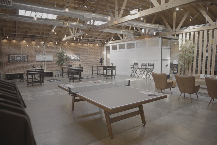 More Photos Of 3921 W Jefferson Blvd, Los Angeles Flex For Lease